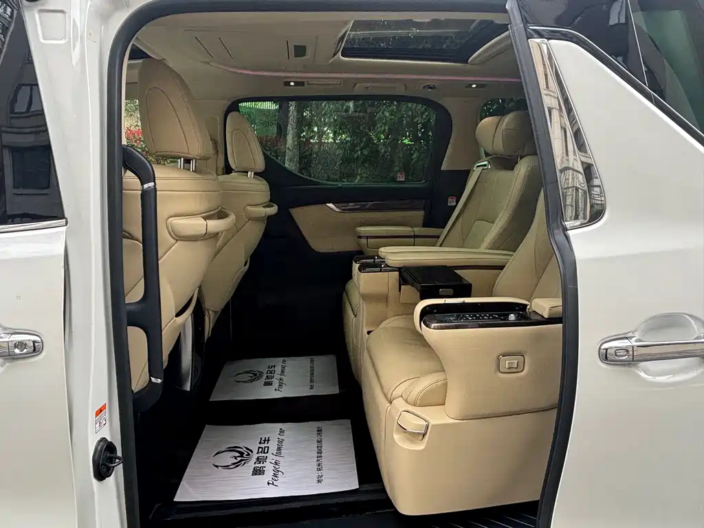 Toyota Alphard — фото 7