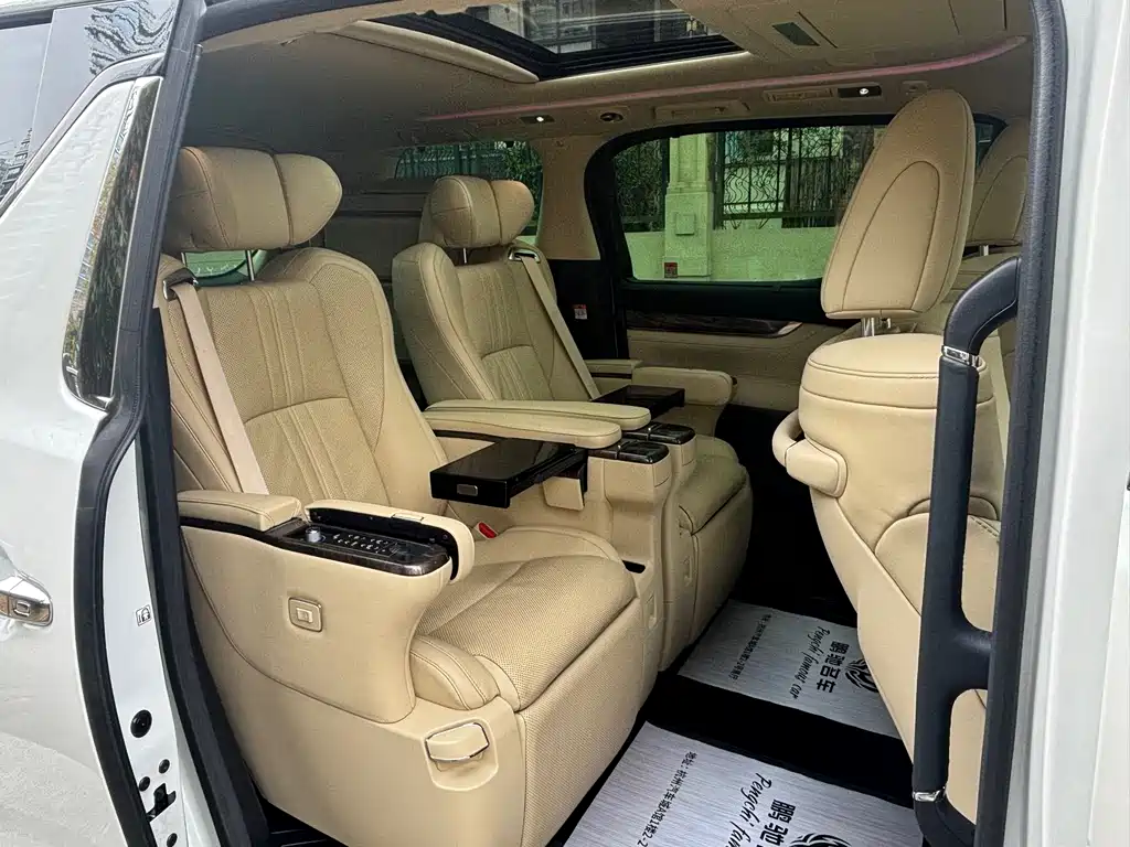 Toyota Alphard — фото 8