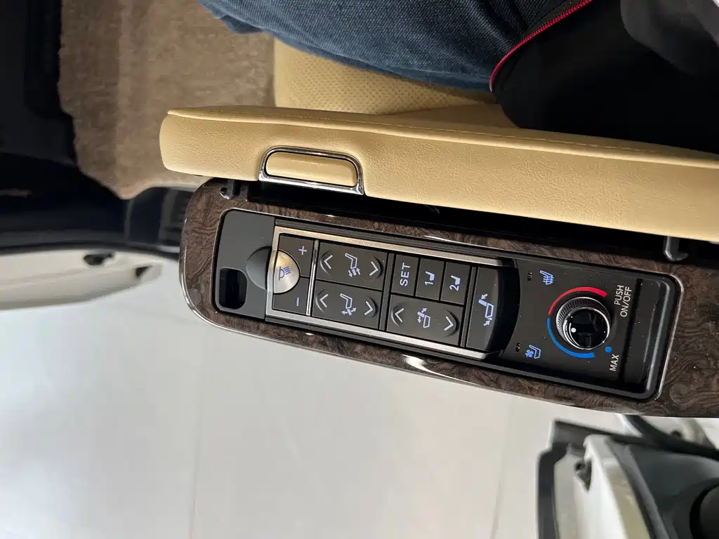 Toyota Alphard — фото 11