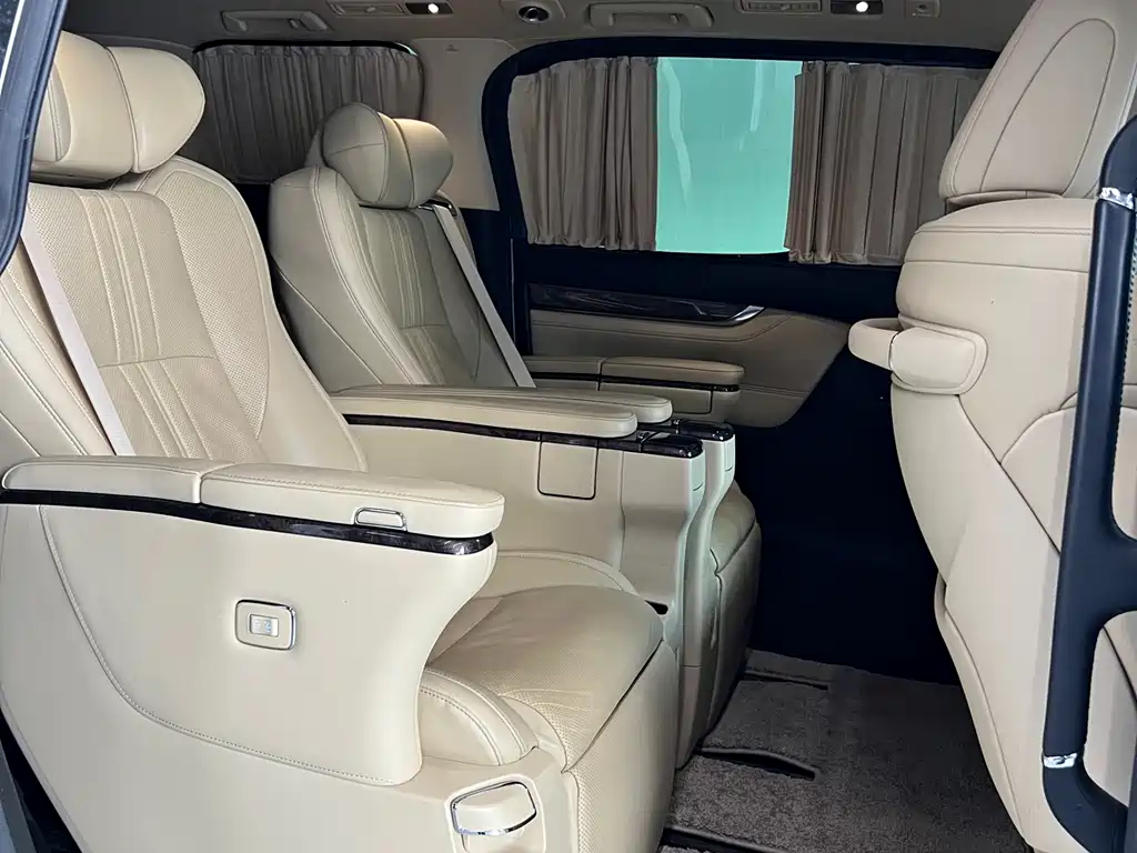 Toyota Alphard — фото 13