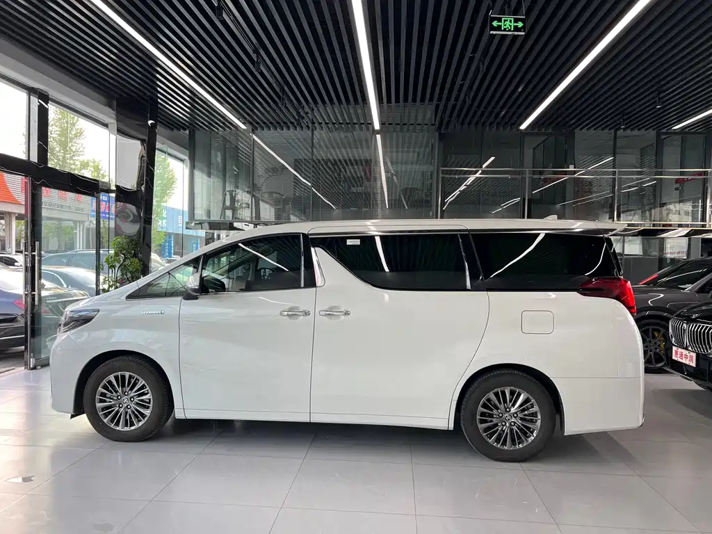 Toyota Alphard — фото 4