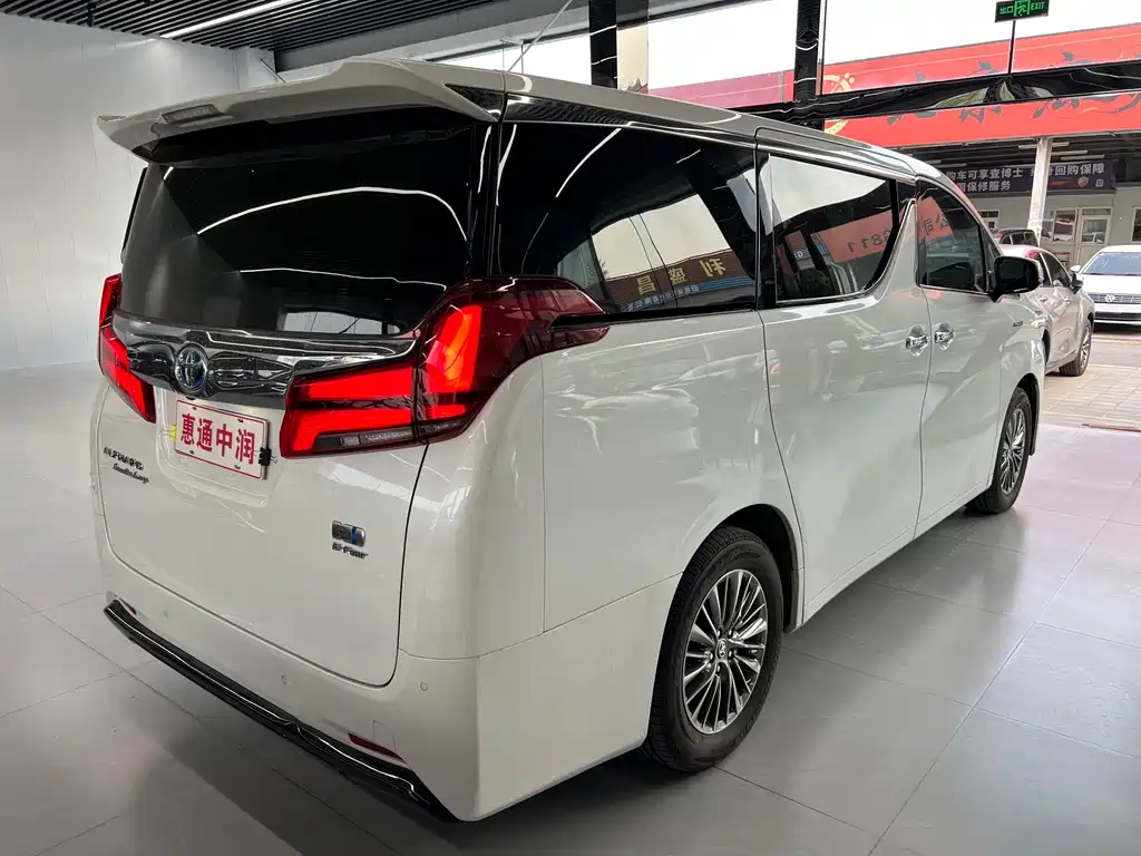 Toyota Alphard — фото 5