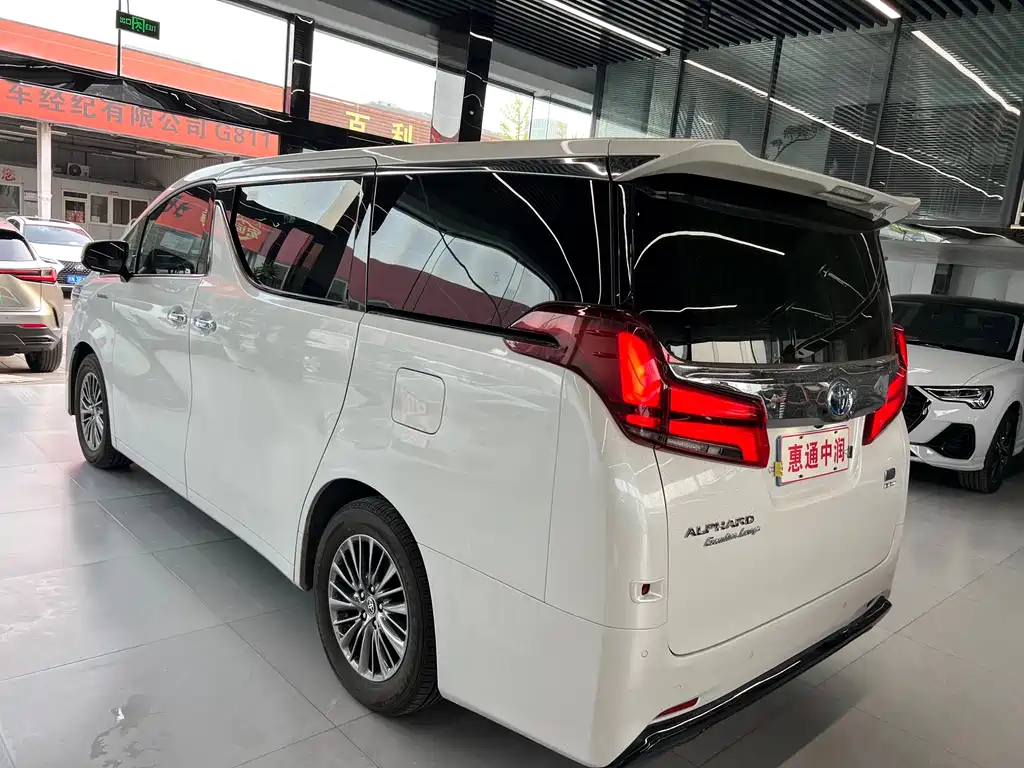 Toyota Alphard — фото 6