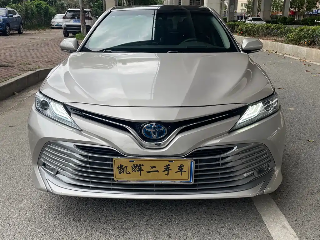Toyota Camry — фото 2