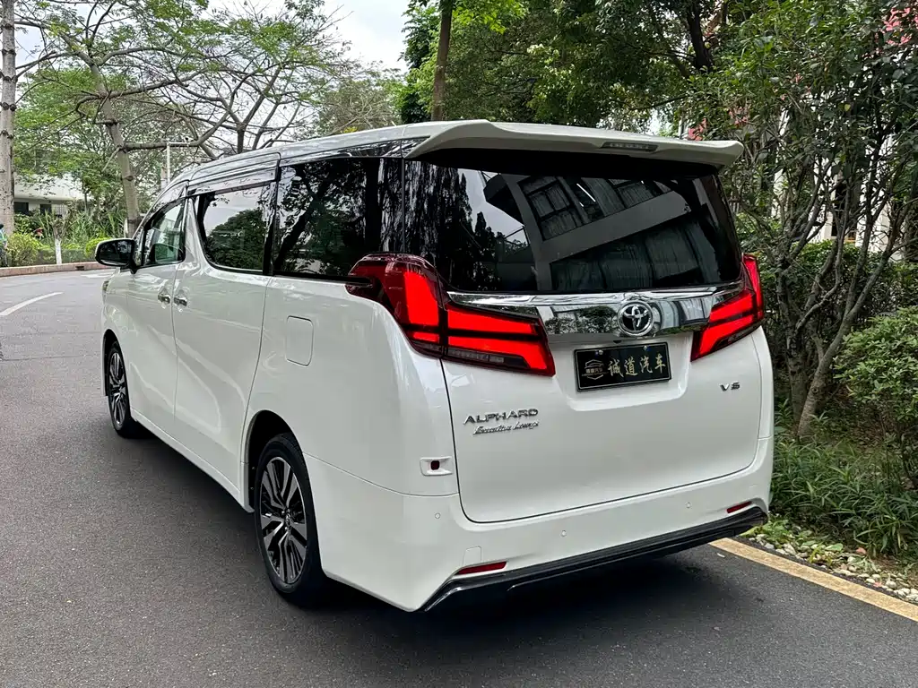 Toyota Alphard — фото 3