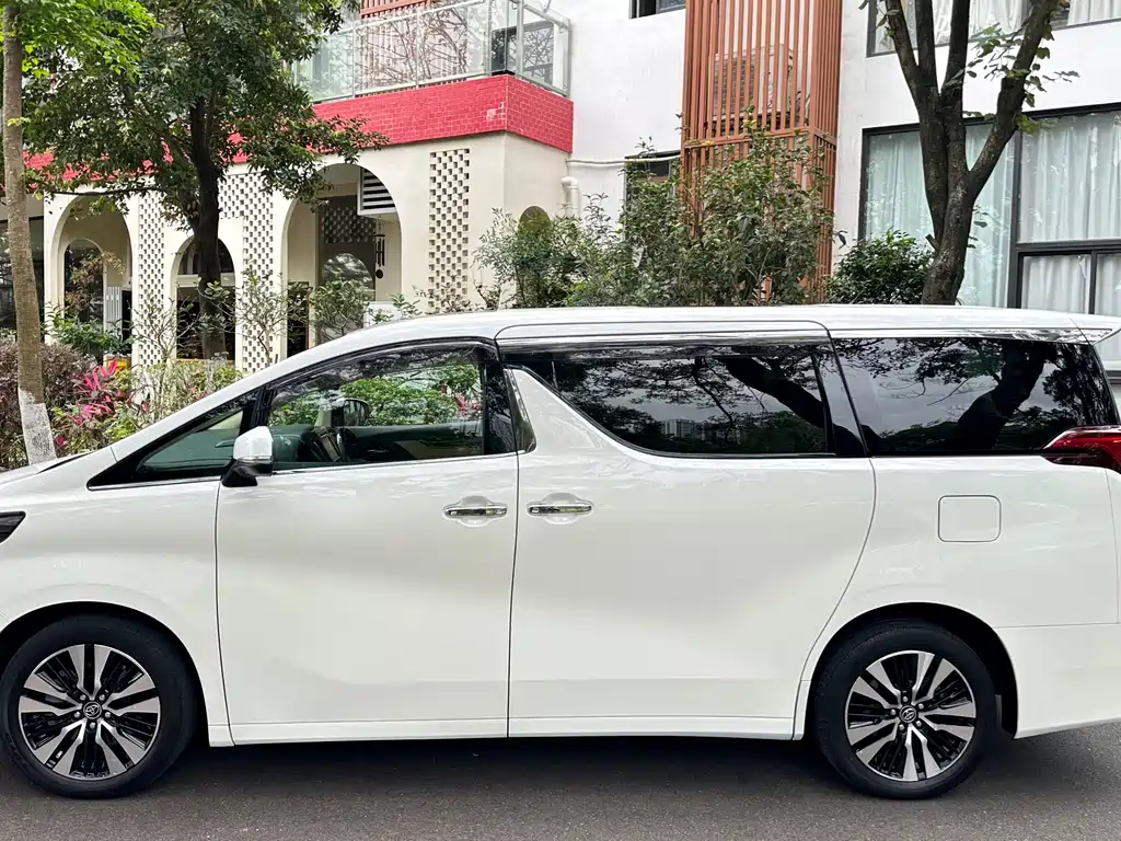Toyota Alphard — фото 4