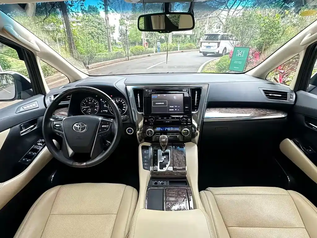 Toyota Alphard — фото 8