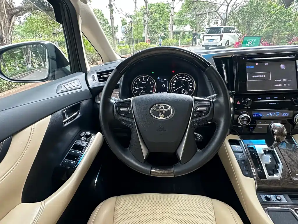 Toyota Alphard — фото 9