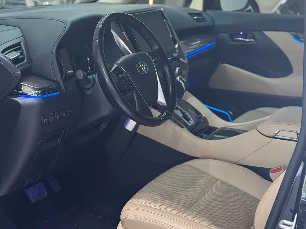 Toyota Alphard — фото 4