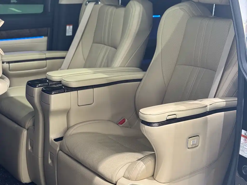 Toyota Alphard — фото 5
