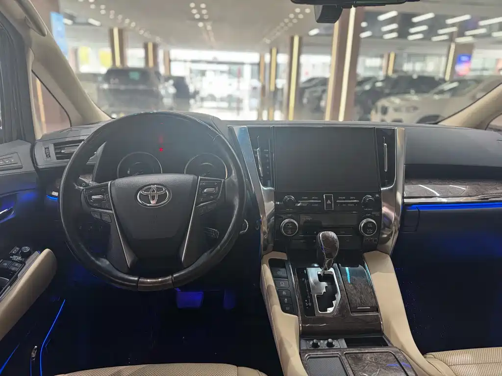 Toyota Alphard — фото 6