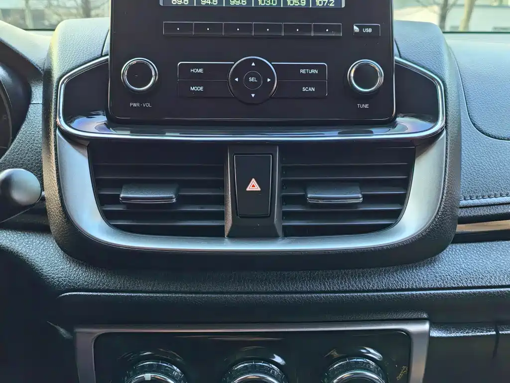 Toyota Yaris L — фото 11