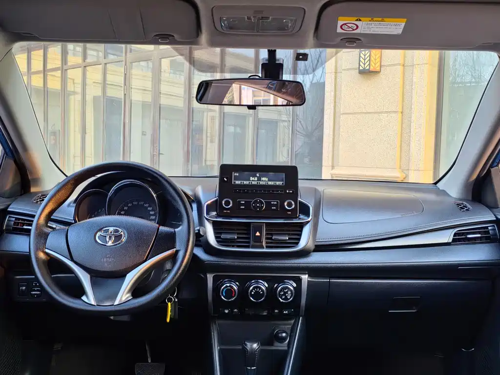 Toyota Yaris L — фото 10