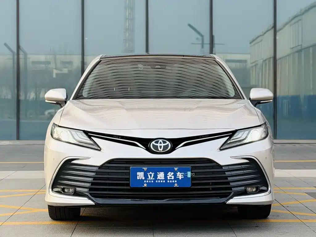 Toyota Camry — фото 2