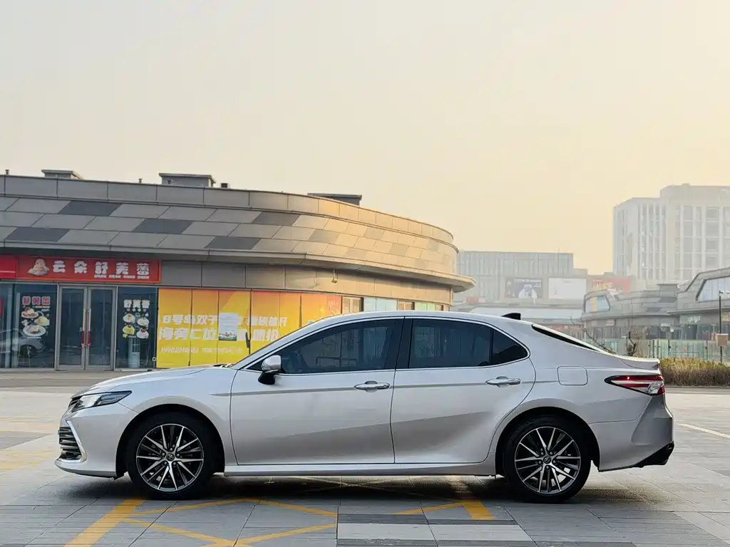 Toyota Camry — фото 3