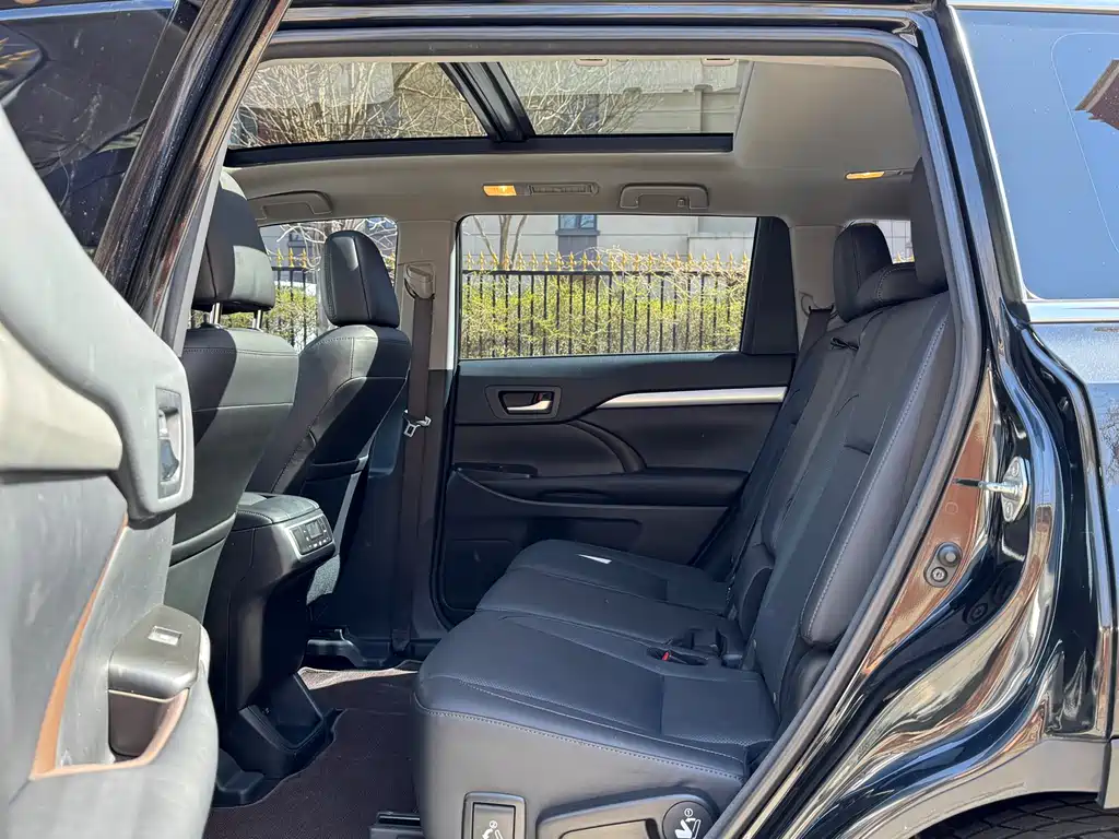 Toyota Highlander — фото 10