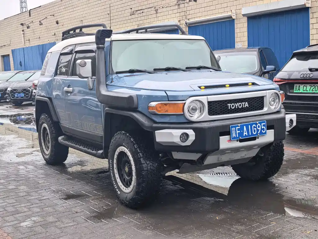 Toyota FJ Cruiser — фото 3