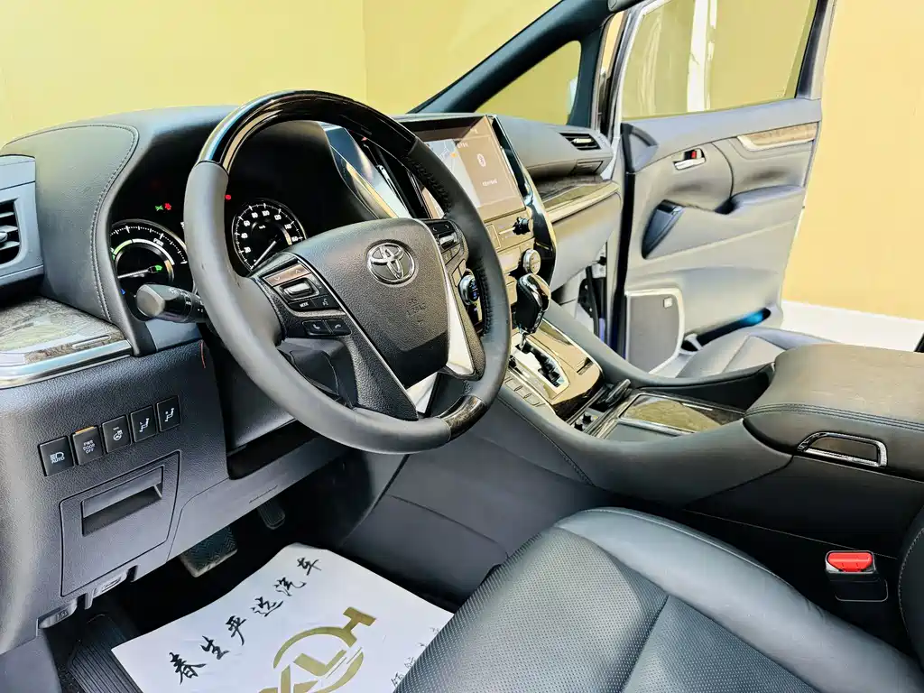 Toyota Alphard — фото 4