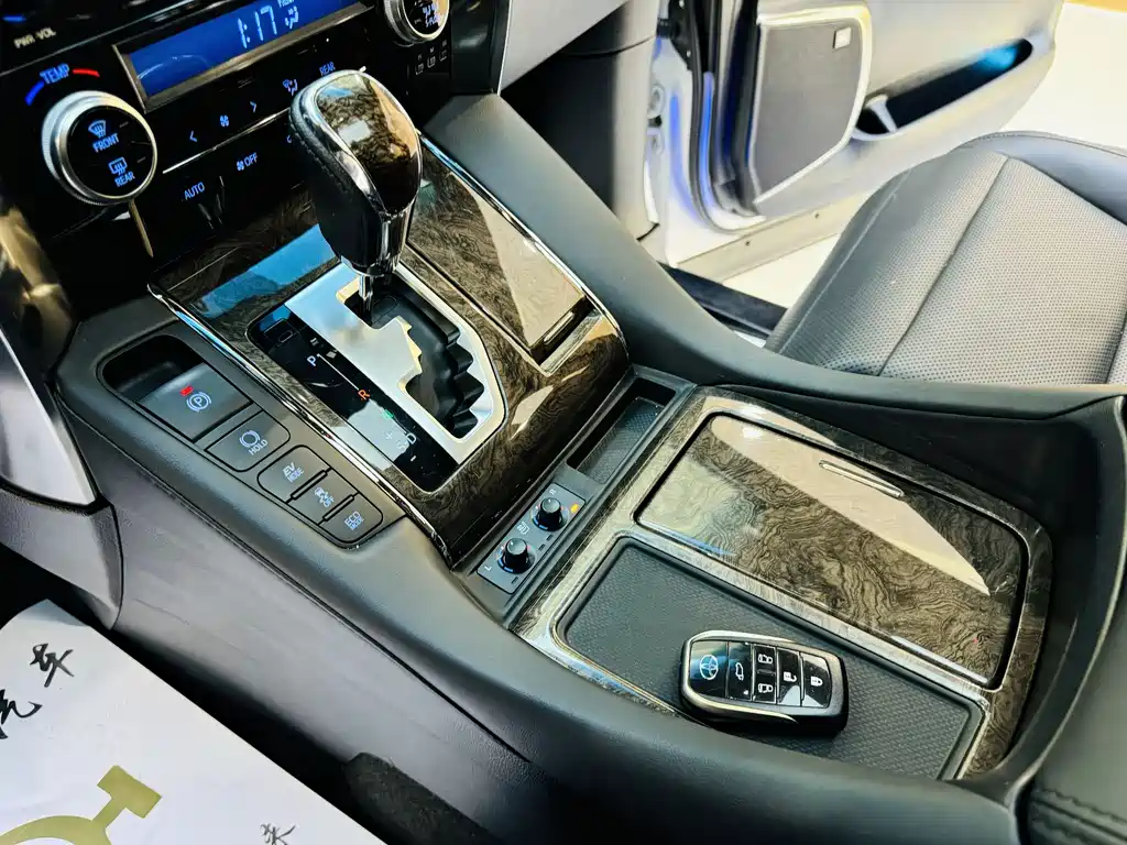 Toyota Alphard — фото 5