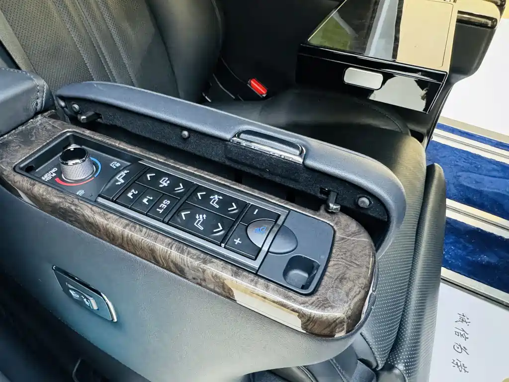 Toyota Alphard — фото 8