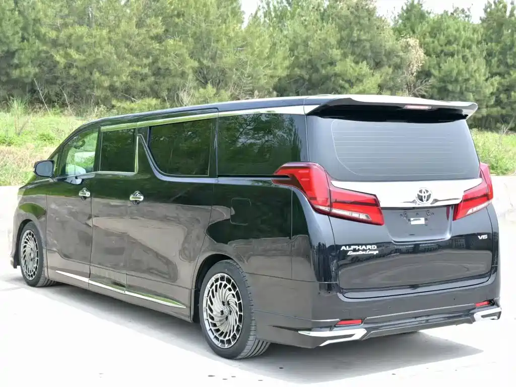 Toyota Alphard — фото 5