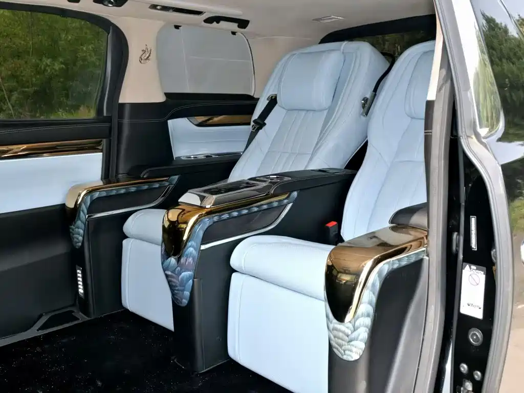Toyota Alphard — фото 8