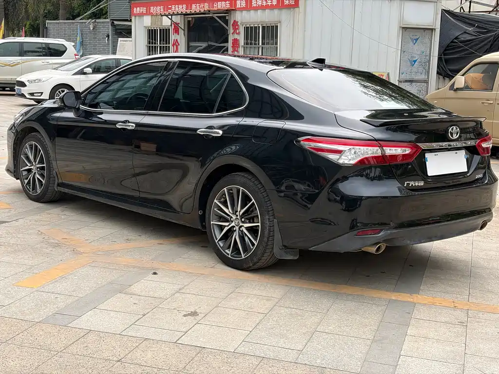 Toyota Camry — фото 4