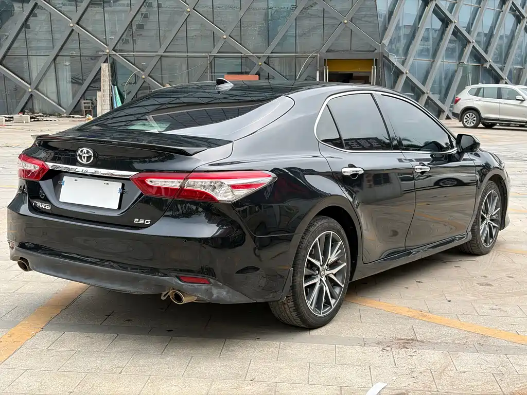 Toyota Camry — фото 5