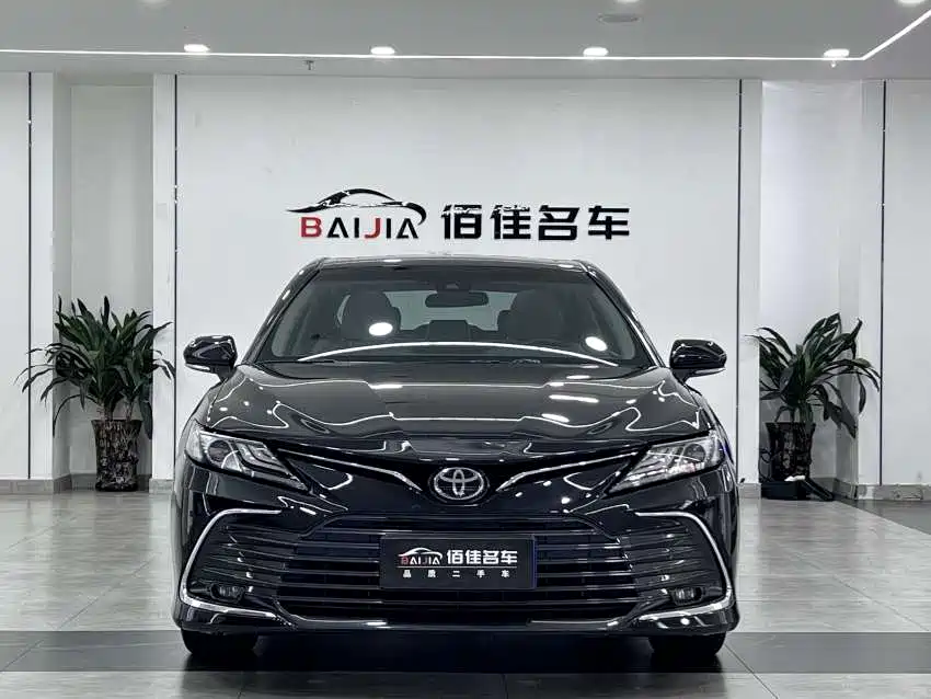 Toyota Camry — фото 2