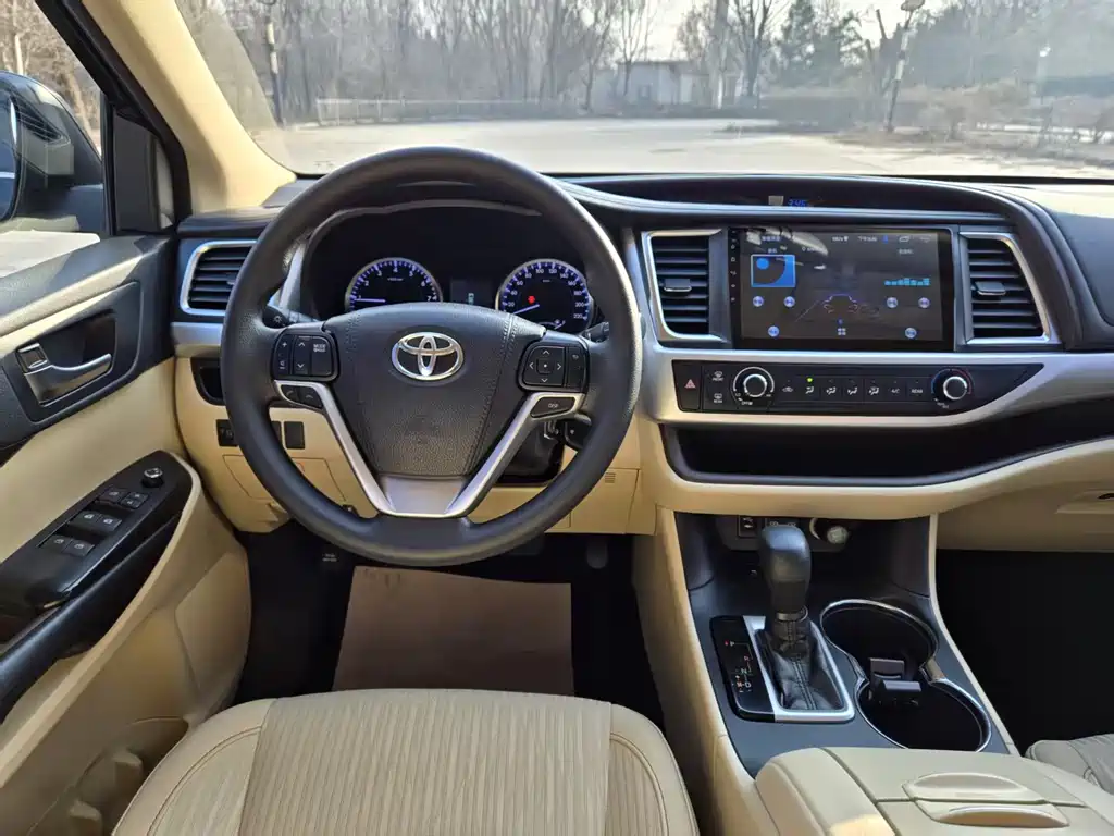 Toyota Highlander — фото 10