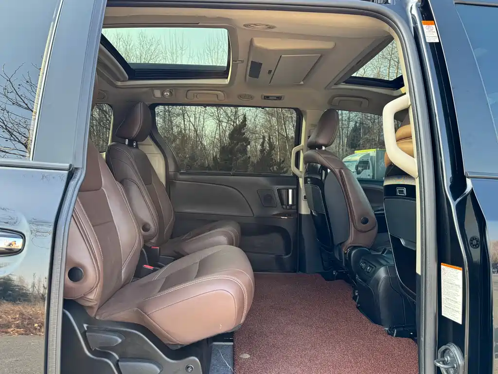 Toyota Sienna — фото 11