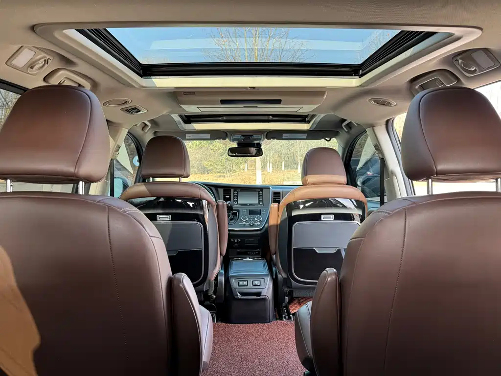 Toyota Sienna — фото 14