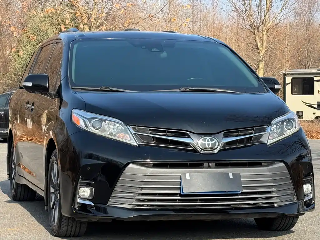 Toyota Sienna — фото 3