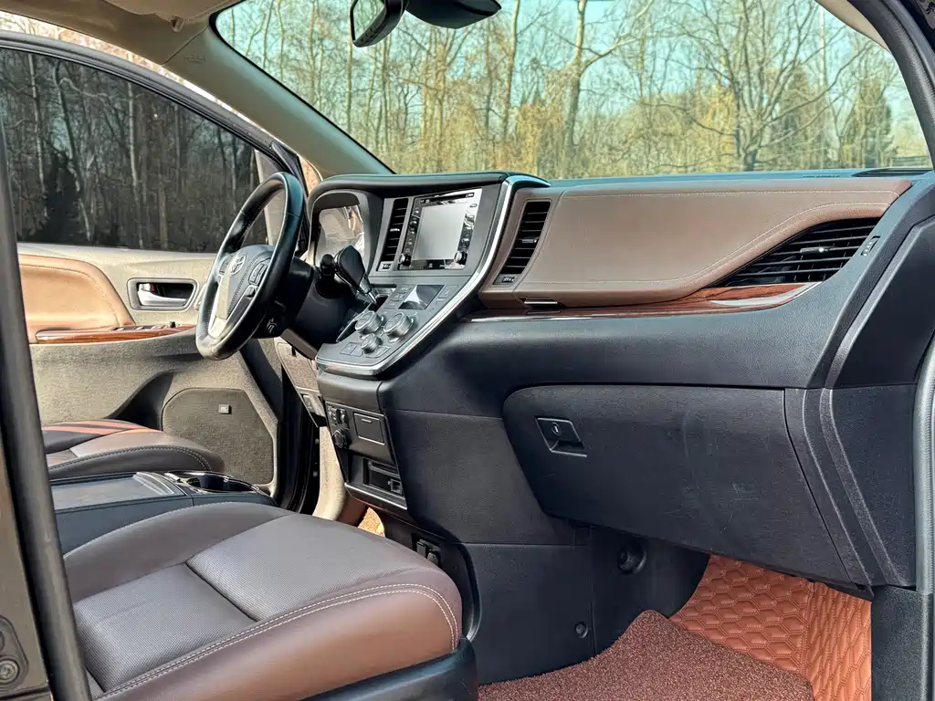 Toyota Sienna — фото 9
