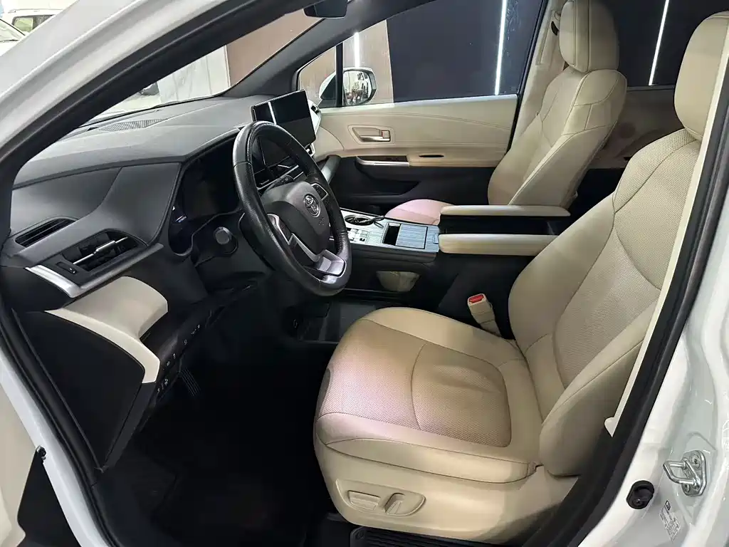 Toyota Granvia — фото 4