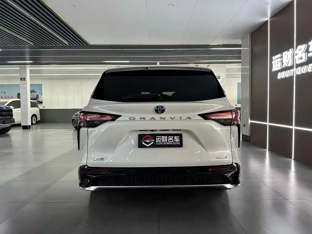 Toyota Granvia — фото 8