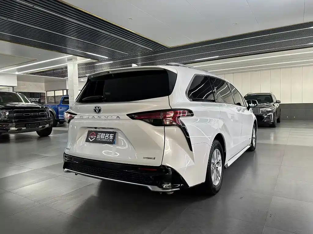 Toyota Granvia — фото 9