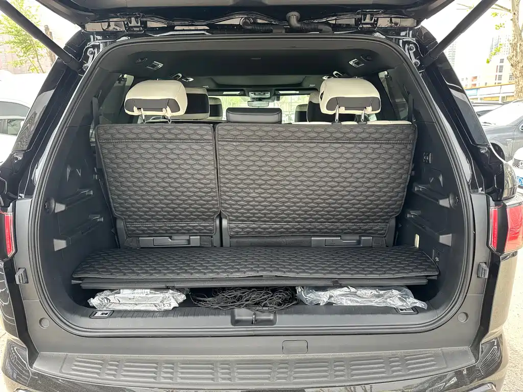 Toyota Sequoia — фото 17