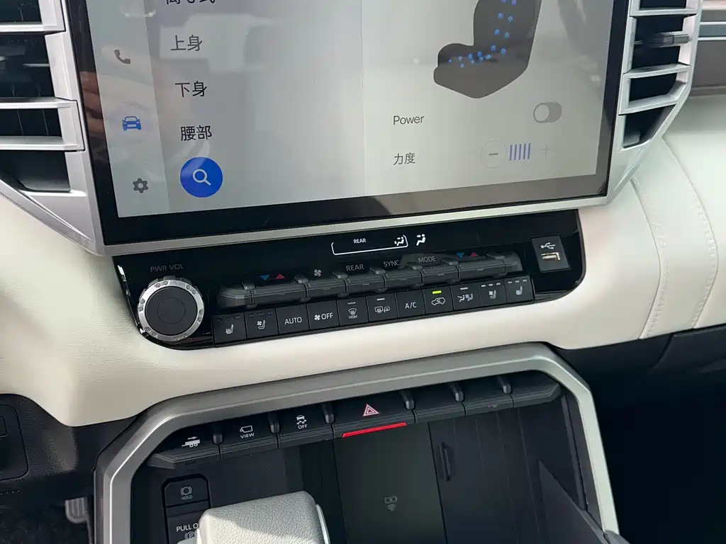 Toyota Sequoia — фото 10
