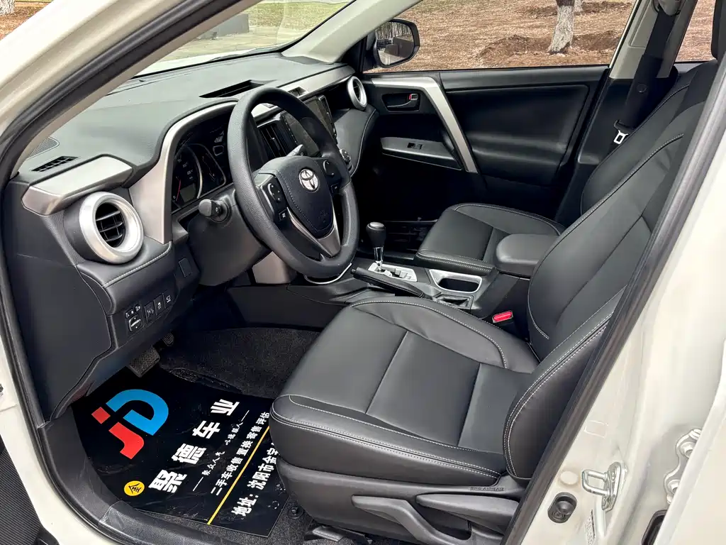 Toyota RAV4 — фото 11
