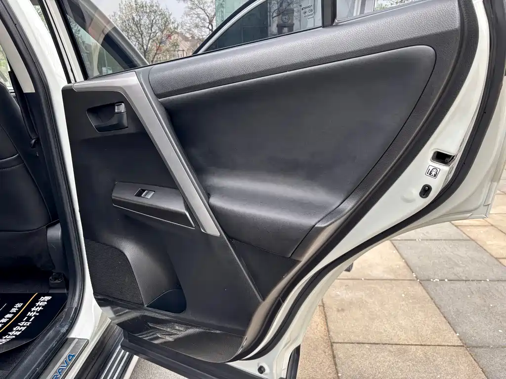Toyota RAV4 — фото 17