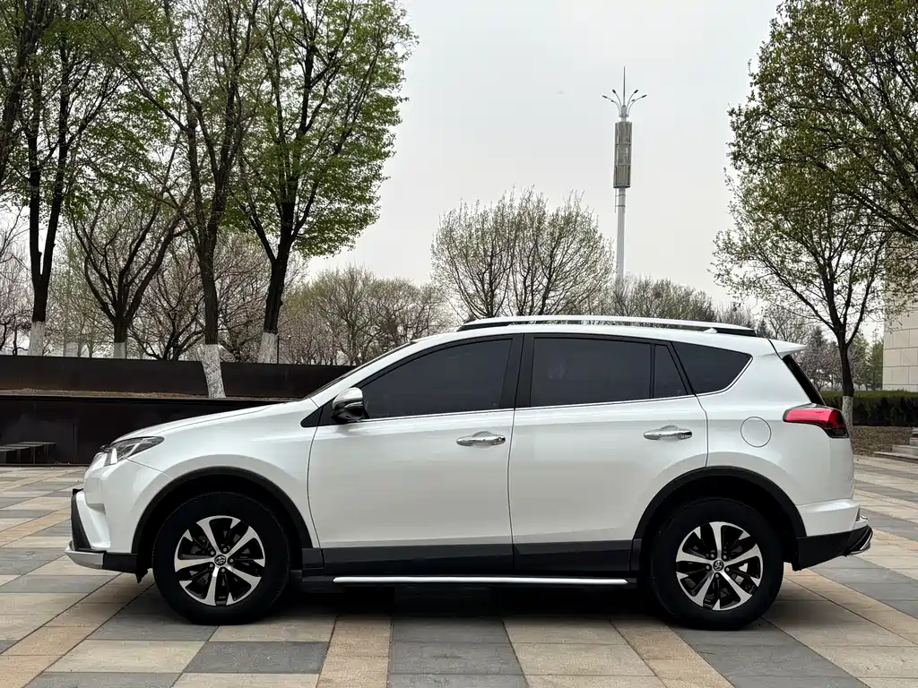 Toyota RAV4 — фото 3