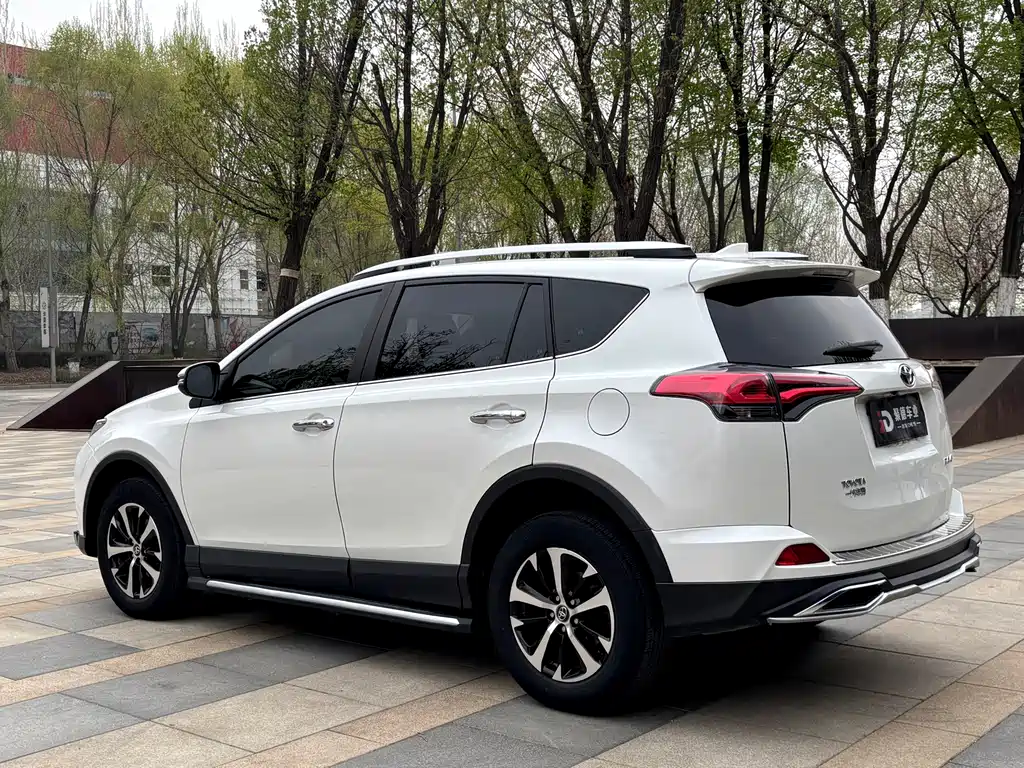 Toyota RAV4 — фото 4