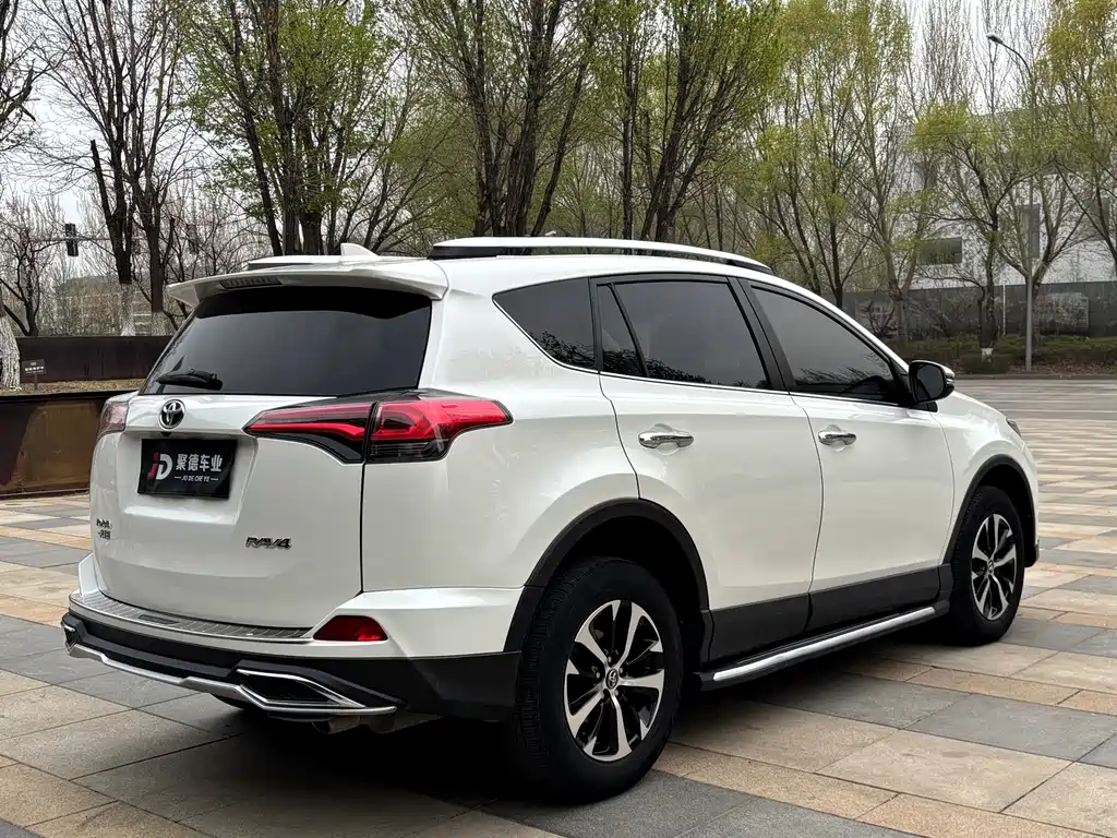 Toyota RAV4 — фото 5