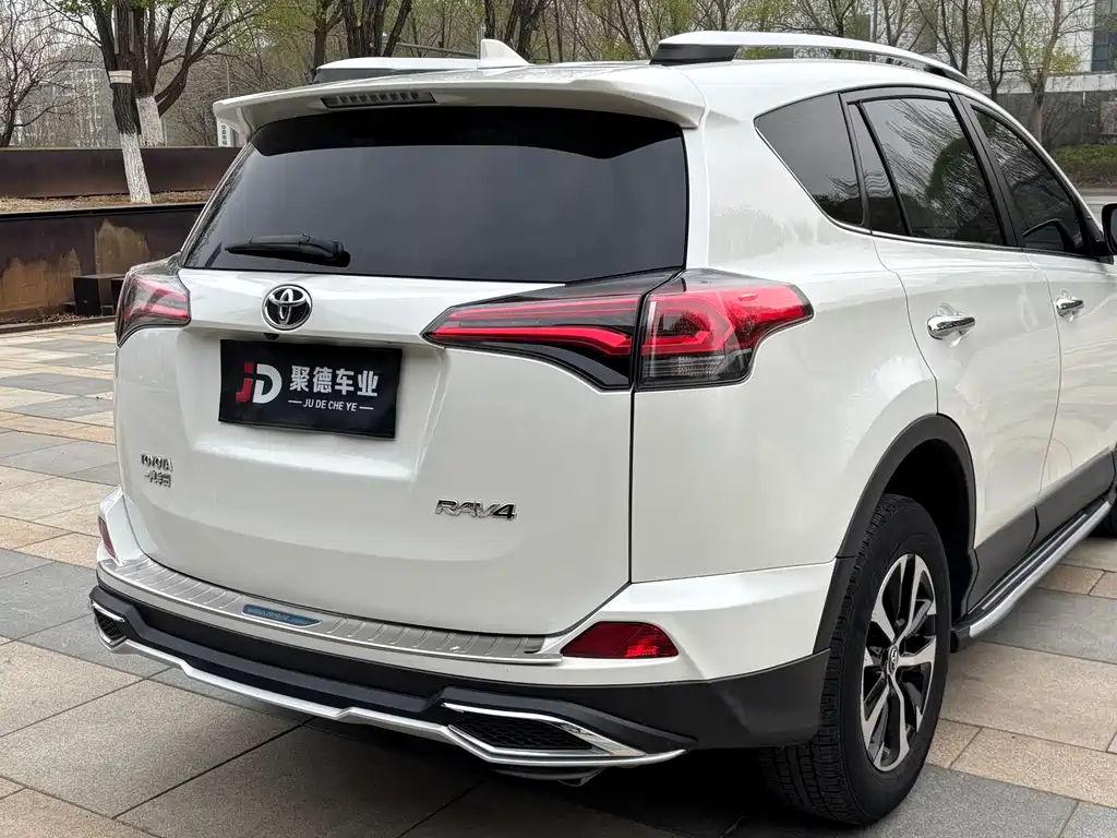 Toyota RAV4 — фото 7