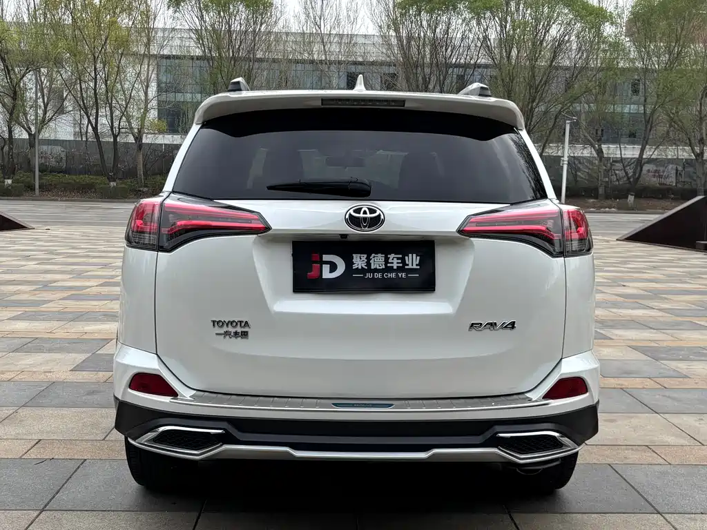 Toyota RAV4 — фото 8