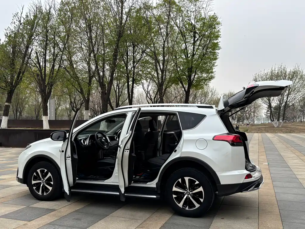 Toyota RAV4 — фото 9