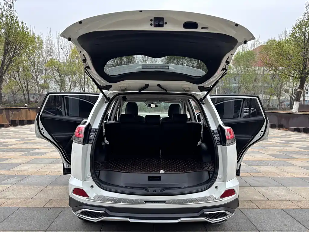 Toyota RAV4 — фото 10