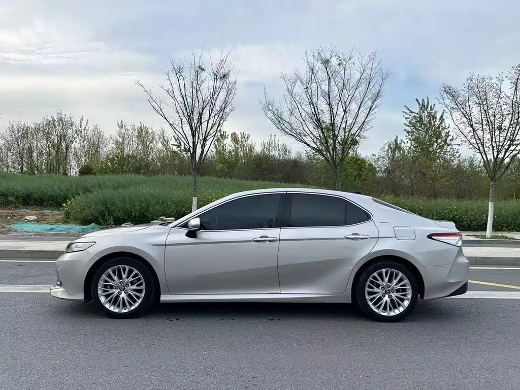 Toyota Camry — фото 3