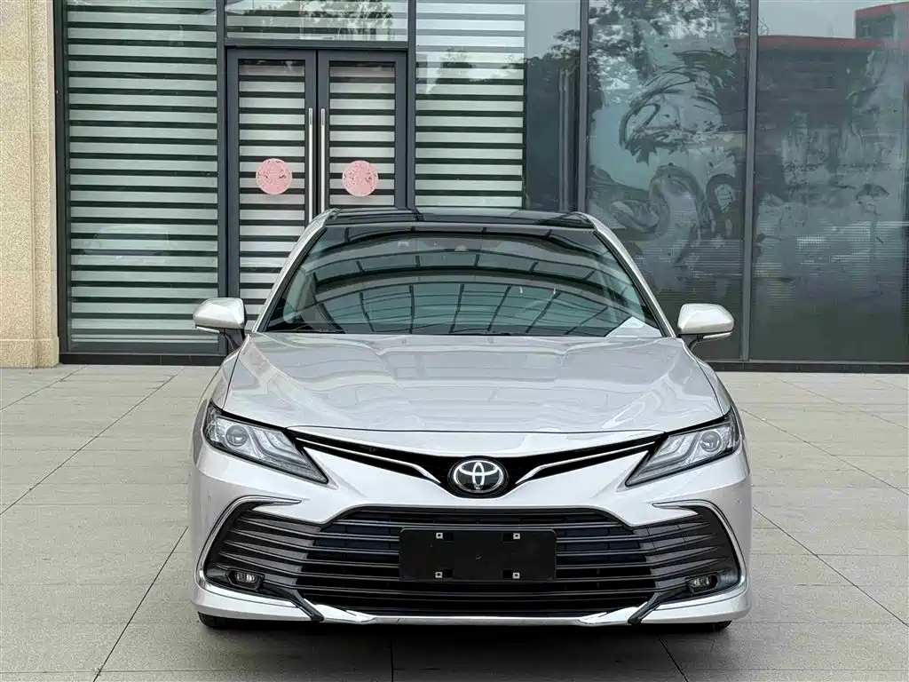 Toyota Camry — фото 2